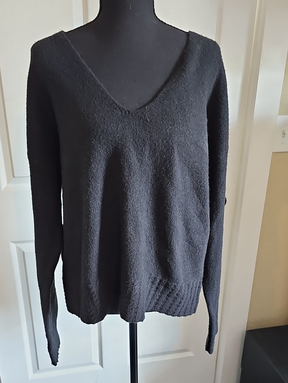 Universal Thread Black V-Neck Women's Sweater